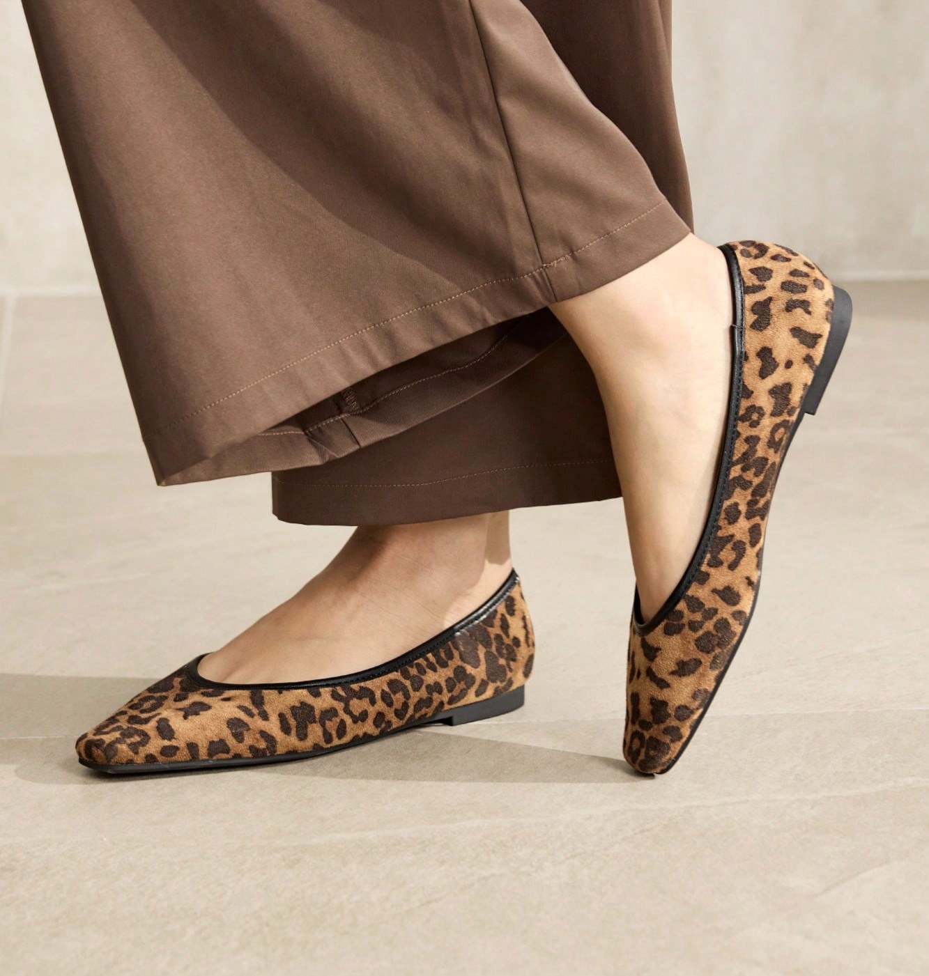 SAPATILHA EM COURO PU ESTAMPA DE LEOPARDO